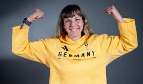 Kathrin Marchand beim Shooting im gelben Germany-Hoodie