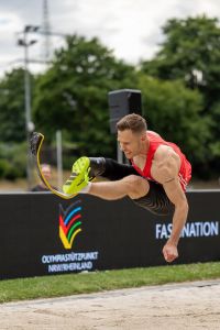 Markus Rehm fliegt beim Weitsprung in die Sandgrube