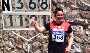 Birgit Kober steht vor der Anzeigetafel mit ihrem Rekord