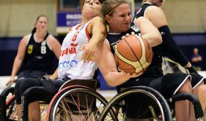 Annabel Breuer im Kampf um den Ball