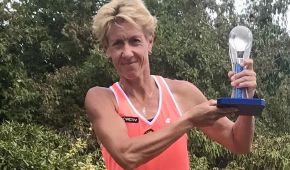 Sabine Ellerbrock mit dem Pokal der Austrian Open in der Hand