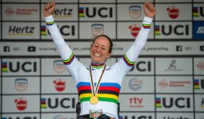 Große Freude bei Annika Zeyen auf dem Podium bei der Para Radsport-WM