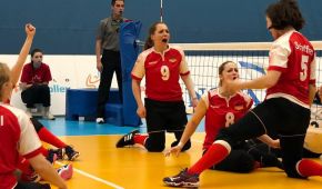 Die deutschen Sitzvolleyballnationalmannschaft der Damen jubelt gemeinsam ausgelassen auf dem Feld nach einem Punktgewinn