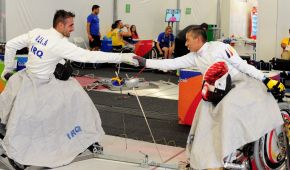 Simone Briese-Baetke reicht dem Irakischen Weltmeister nach dem Training die Hand