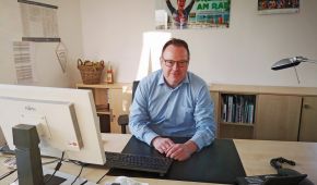 Der neue DBS-Generalsekretär Torsten Burmester sitzt an seinem Schreibtisch