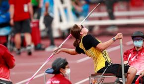 Frances Herrmann beim Speerwurf