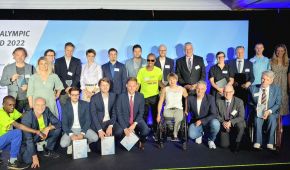 Alle Preisträger*innen, Nominierte und Redner*innen des German Paralympic Media Award 2022 versammeln sich zum großen Gruppenfoto auf der Bühne