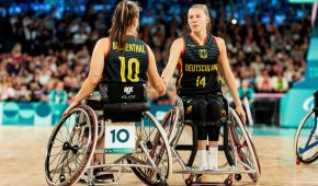 Lisa Bergenthal (Nr. 10) und Lilly Sellak (Nr. 14) schütteln sich die Hände nach der 5-6 Niederlage im Platzierungsspiel zwischen Großbritannien und Deutschland.