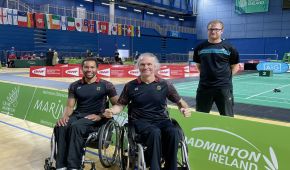 Para Badminton: Rick Hellmann, Thomas Wandscheider im Rollstuhl und Marcel Adam steht rechts neben ihnen