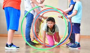 Glückliche Kinder beim Sport in der Turnhalle.