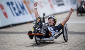Annika Zeyen jubelt auf ihrem Handbike
