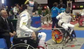 Zwei Athleten/innen beim Rollstuhlfechten