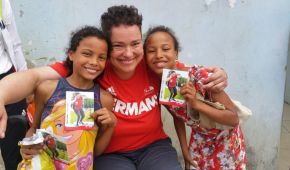 Birgit Kober mit zwei Mädchen aus einer Favela