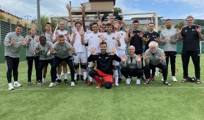 Die deutsche Blindenfußball-Nationalmannschaft - alle zeigen zehn Finger in die Kamera