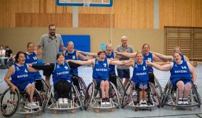 Die Rollstuhlbasketballerinnen aus Bayern jubeln über den Sieg bei der deutschen Meisterschaft