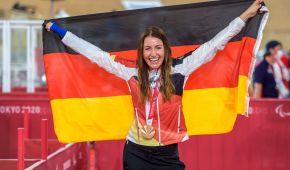 Denise Schindler jubelnd mit der Deutschland-Fahne