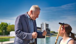 Friedhelm Julius Beucher im Gespräch mit einer Athletin