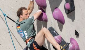 Kevin Bartke an der Kletterwand