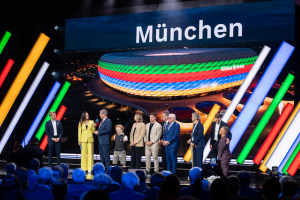 In Baden Baden stehen die Verantwortlichen auf der Bühne, nachdem der Olympia-Zuschlag für München verkündet wurde.