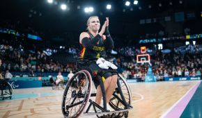 Mareike Miller auf dem Basketball-Platz klatscht für das Publikum