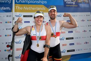 Jasmina Bier und Paul Umbach jubeln mit ihren Medaillen