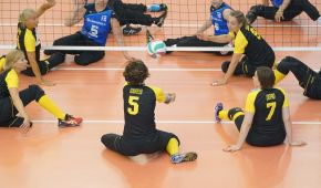Eine Spielerin der Mannschaft nimmt den Ball an, die anderen verfolgen die Flugkurve des Balls