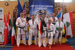 Die Teilnehmenden der Karate Inklusionsweltmeisterschaften mit ihren Preisen