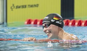 Schwimmerin Tanja Scholz lächelt nach dem Rennen.