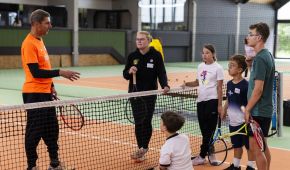 Thomas Leuschel gibt mehreren Kindern und Jugendlichen auf dem Tennisplatz Tipps