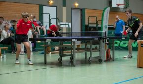 Zwei Jungs spielen Tischtennis gegeneinander
