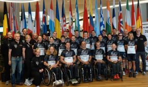 Die Nationalmannschaft der Para Radsportler*innen mit den Betreuer*innen