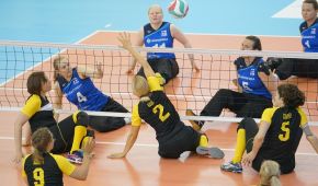 Eine deutsche Spielerin greift den Ball oberhalb der Netzkante an
