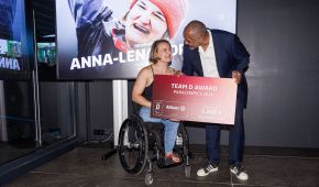 Anna-Lena Forster bekommt von Idriss Gonschinska den Team D Award überreicht.