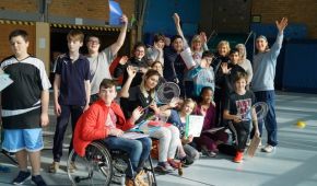 Das Foto zeigt eine Gruppe Sportler jubelnd in einer Turnhalle
