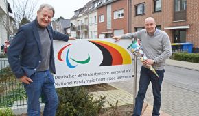 Herr Beucher und Herr Urban vor dem DBS Logo