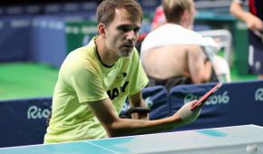 Holger Nikelis fokussiert beim Training im Riocentro 3, der Wettkampfstätte der Tischtennisspieler.