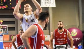 Alex Halouski versucht sich unter dem Korb gegen die türkische Defense durchzusetzen