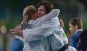 So sieht grenzenlose Freude von Sportlerin und Trainer über eine Medaille aus
