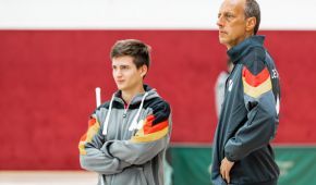 Para Tischtennis-Bundestrainer Volker Ziegler und der angehende A-Lizenz-Inhaber Lion Bauer stehen zusammen