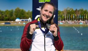 Edina Müller präsentiert bei der Siegerehrung glücklich ihre Goldmedaille
