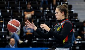Nathalie Passiwan beim Freiwurf
