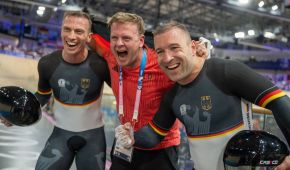 Thomas Ulbricht, Trainer Markus Wähner und Robert Förstemann ballen die Faust und feiern die Bronzemedaille im Pariser Velodrome.