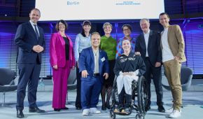 Gruppenfoto der Bühnenakteure beim Parlamentarischen Abend