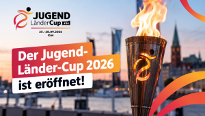 Ankündigungsgrafik zum Jugend-Länder-Cup 2026. Zu sehen ist eine Fackel mit dem Jugend-Länder-Cup-Logo - im Hintergrund ist die Stadt Kiel zu sehen.
