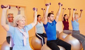 Gruppe beim Rehabilitationssport auf Pezibällen