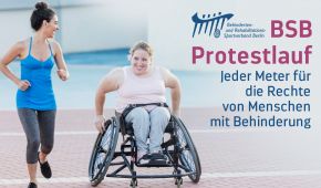 Eine Rollifahrerin und Joggerin laufen gemeinsam