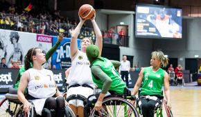 Barbara Groß setzt zum Wurf an