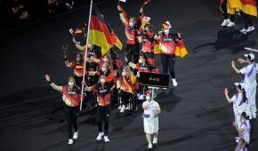 Die deutschen Athlet*innen marschieren mit der Deutschlandfahne ins Stadion in Tokio