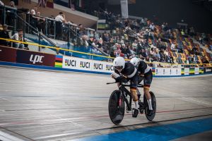 Maya Fügenschuh und Corinna Lechner auf dem Tandem