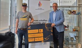 Christopher Klehn-Schwandt und Stefan Kiefer mit dem Scheck
